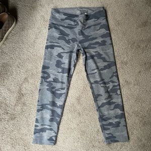 ATHLETA GIRL CAMO GRAY PRINTED CHIT CHAT CAPRI TIGHT LEGGINGS size 14